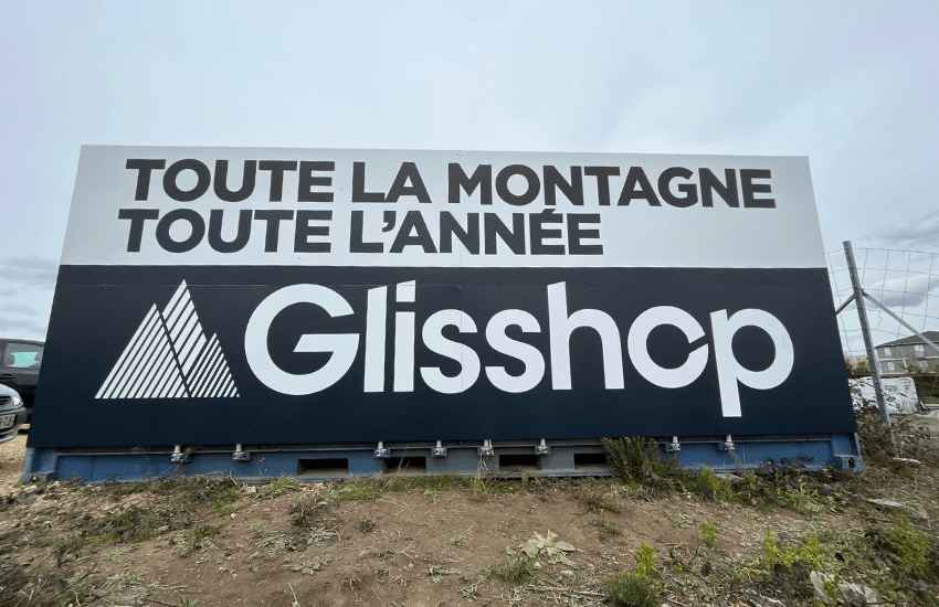 Photo d'un anneau publicitaire pour une enseigne de sport