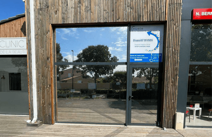 Photo d'une porte vitrée recouverte d'un film solaire