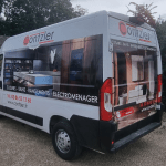 Photo d'un utilitaire avec flocage côté et arrière