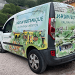 Photo d'un utilitaire avec flocage "jardin botanique"