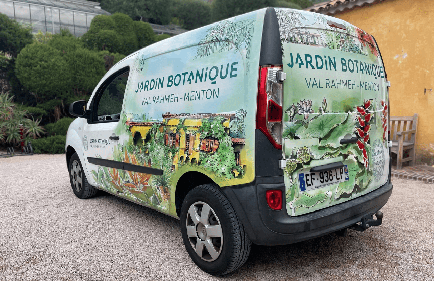 Photo d'un utilitaire avec flocage "jardin botanique"