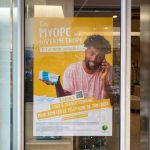 Photo d'une affiche publicitaire personnalisée