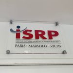 Photo d'une plaque avec logo du lieu